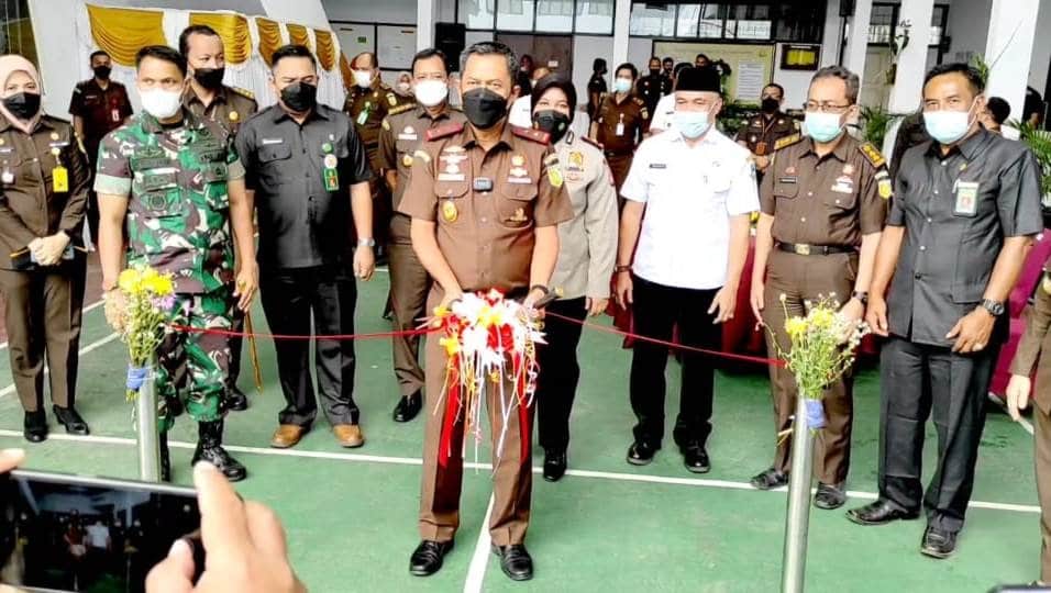 DIRESMIKAN KAJATI. Gedung Kejari yang dibangun hasil hibah dari Pemkab Kuningan diresmikan Kajati Jabar, kemarin (5/1).