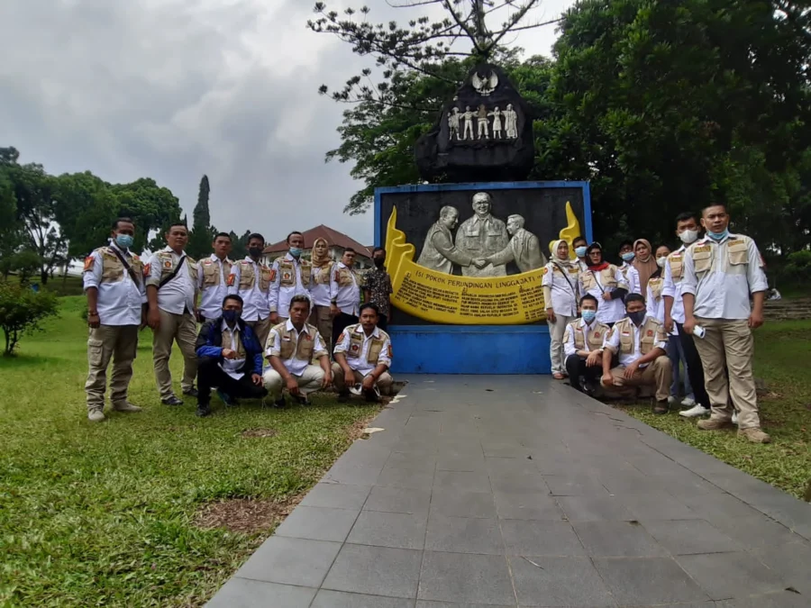 BAHAS PROGRAM. Satuan Relawan Indonesia Raya (Satria) Pimpinan Cabang Kabupaten Kuningan, melaksanakan rapat membahas gerakan kemanusiaan.