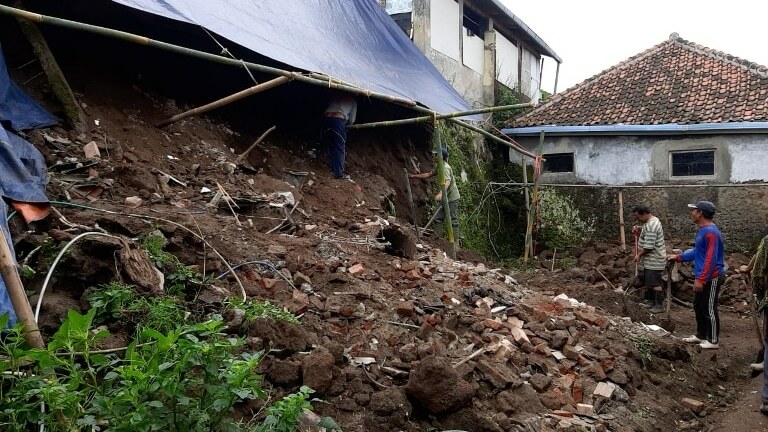 Hujan di Desa Garawastu, Rumah Jaja Miharja Kena Longsor