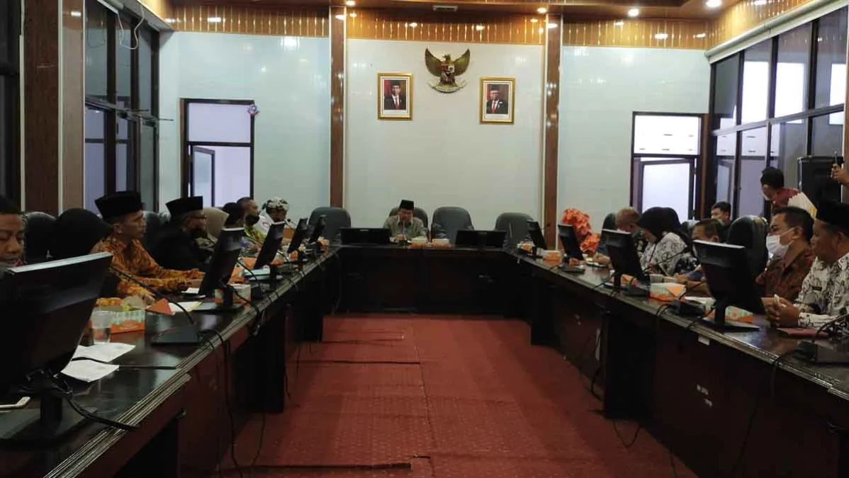 MINTA PERHATIAN. Audiensi GPAIHNK 35+ dengan DPRD Kabupaten Cirebon, PGRI dan Dinas Terkait, kemarin.