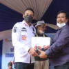 BANTUAN ALAT. Wakil Bupati HM Ridho Suganda didampingi Kadis Porapar Dr H Toto Toharudin MPd secara simbolis memberikan bantuan alat pembuat kopi dan tenda kepada Kepala Desa Paniis. Raski Baskara.