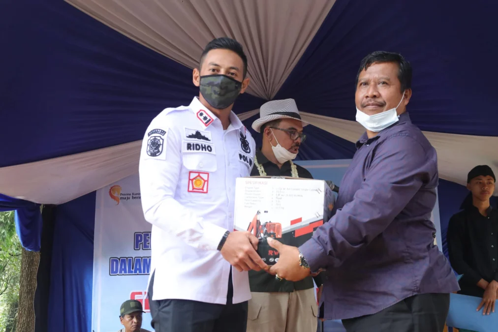 BANTUAN ALAT. Wakil Bupati HM Ridho Suganda didampingi Kadis Porapar Dr H Toto Toharudin MPd secara simbolis memberikan bantuan alat pembuat kopi dan tenda kepada Kepala Desa Paniis. Raski Baskara.