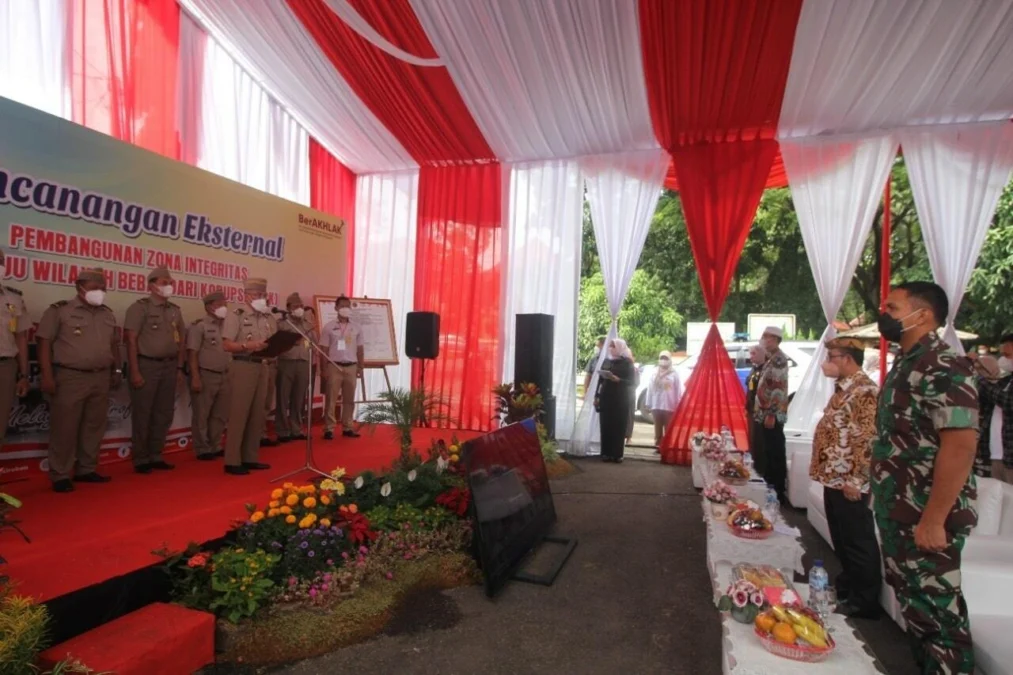 DICANANGKAN. Bupati Cirebon, H Imron menghadiri pencanangan eksternal WBK WBBM Kantor Badan Pertanahan Nasional, kemarin.