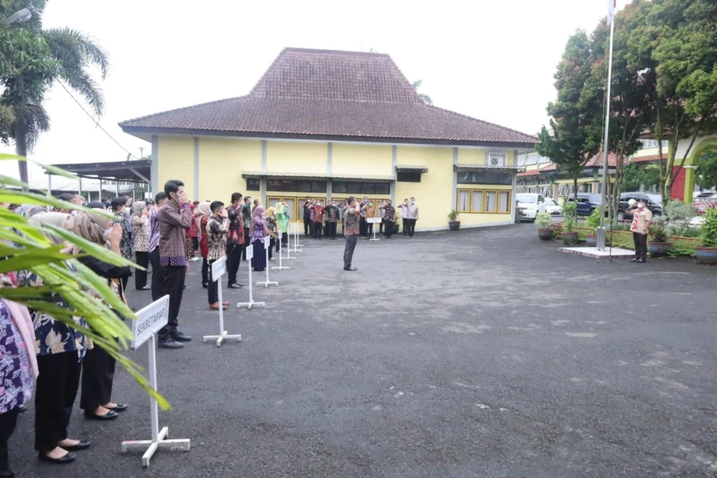 APEL PAGI. Sekda Dr H Dian Rachmat Yanuar MSi memimpin apel pagi di halaman kantor Disdikbud Kuningan, kemarin (10/2).