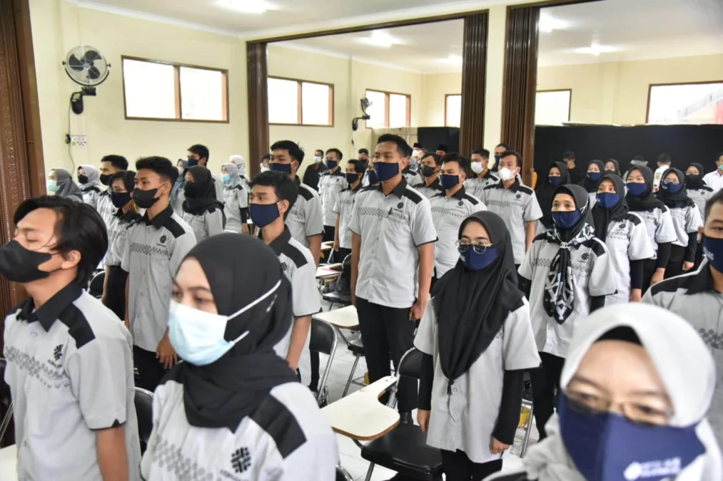 PELATIHAN KETERAMPILAN. Puluhan pencari kerja dan masyarakat mengikuti pelatihan berbasis kompetensi yang digelar UPTD BLK Dinas Tenaga Kerja dan Transmigrasi (Disnakertrans) Kabupaten Kuningan, Selasa (8/2).