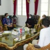 BERTEMU. Perwakilan BPK berbincang dengan Bupati Indramyu Nina Agustina di Pendopo Indramayu saat entry meeting pemeriksaan keuangan.