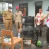 MENINJAU. Camat Bangodua, Wahyu Adhiwijaya meninjau bank sampah dan menyerahkan bantuan alat di SMK Cendekia Wanasari. Dia berharap program bank sampah dapat dikembangkan oleh semua sekolah lain.