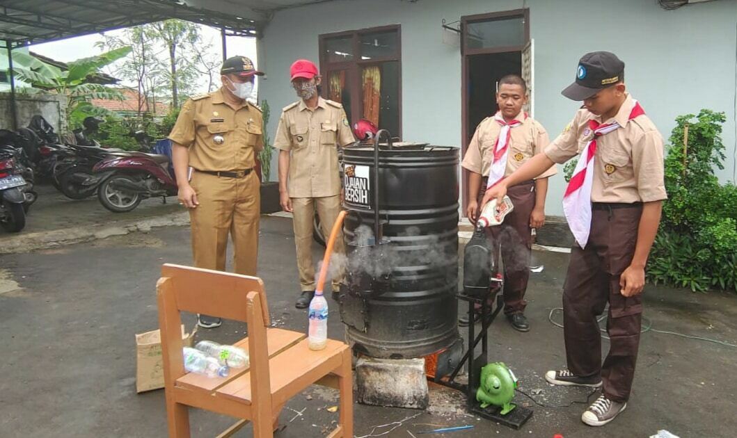 MENINJAU. Camat Bangodua, Wahyu Adhiwijaya meninjau bank sampah dan menyerahkan bantuan alat di SMK Cendekia Wanasari. Dia berharap program bank sampah dapat dikembangkan oleh semua sekolah lain.