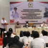 KUKUHKAN PABPDSI. Bupati H Acep Purnama saat membuka acara pengukuhan Pengurus Kecamatan (PK) Persatuan Anggota BPD seluruh Indonesia (PABPDSI) dan Bimtek Peningkatan Kapasitas BPD se-Kecamatan Cilimus, Rabu (16/02).