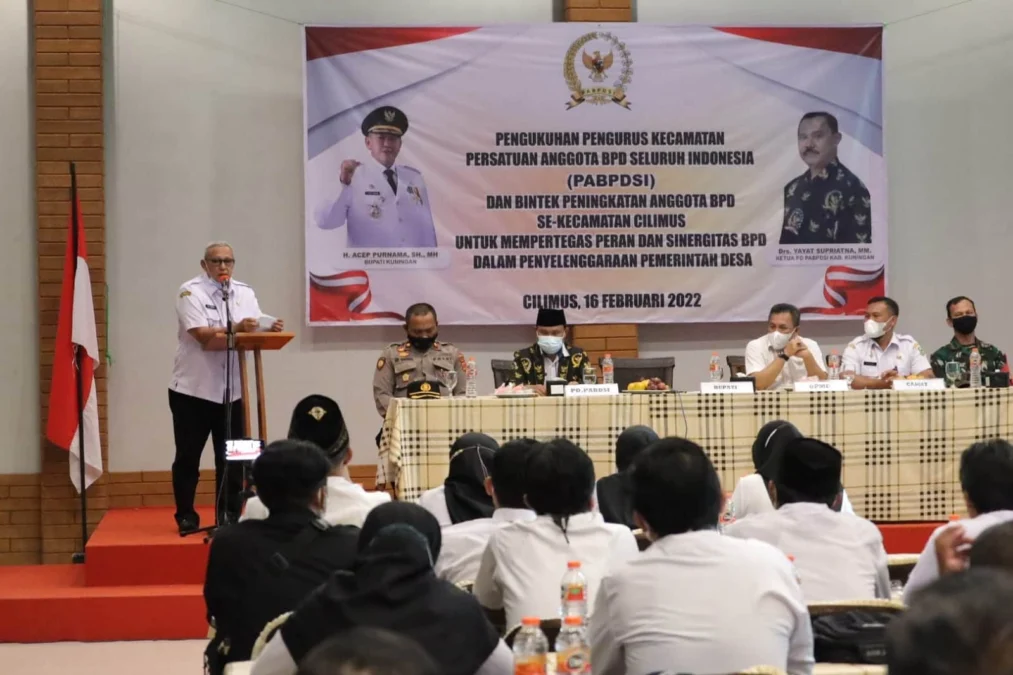 KUKUHKAN PABPDSI. Bupati H Acep Purnama saat membuka acara pengukuhan Pengurus Kecamatan (PK) Persatuan Anggota BPD seluruh Indonesia (PABPDSI) dan Bimtek Peningkatan Kapasitas BPD se-Kecamatan Cilimus, Rabu (16/02).