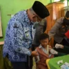 VAKSINASI ANAK. Bupati H Acep Purnama melihat langsung pemberian Vaksinasi Merdeka Anak di SDN 1, Ciporang Jl RE Martadinata, Kuningan, Kamis (17/2).