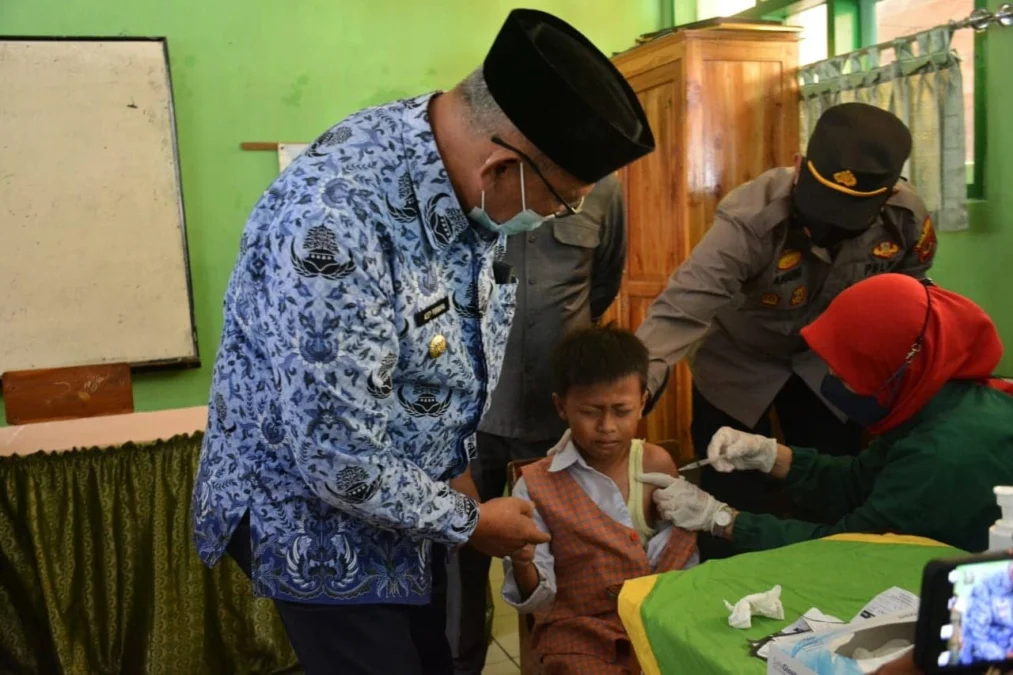 VAKSINASI ANAK. Bupati H Acep Purnama melihat langsung pemberian Vaksinasi Merdeka Anak di SDN 1, Ciporang Jl RE Martadinata, Kuningan, Kamis (17/2).