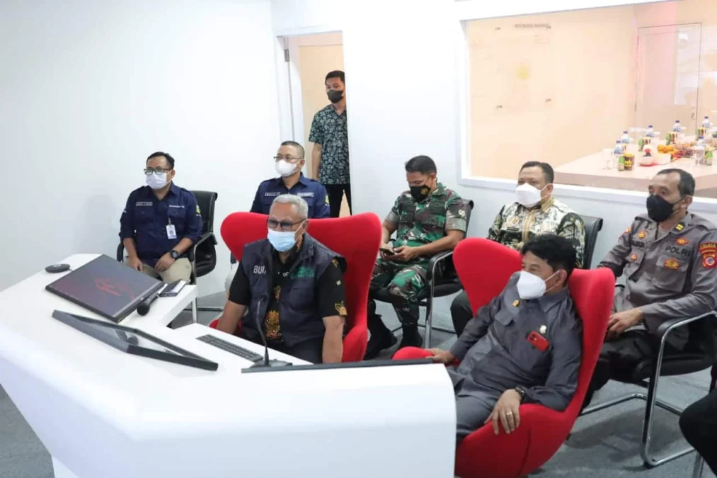 COMMAND CENTER. Command Center Kabupaten Kuningan dan lima Command Center Kabupaten/Kota lainnya di Jawa Barat, diresmikan oleh Gubernur Ridwan Kamil melalui Line Vidcon, Kamis (10/2).