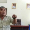 PERSIAPAN. Kepala Dinas Ketahanan Pangan dan Perikanan Kabupaten Cirebon, Abraham Mohammad, memperlihatkan catatan hasil rapat dengan jajarannya terkait rencana penyaluran CPPD.