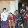 DIJENGKUK. Gadis remaja penyandang disabilitas, Cianderes (ketiga kiri) asal Blok Bonjot, Desa Cidempet dijenguk perwakilan dari sejumlah dinas/instansi.