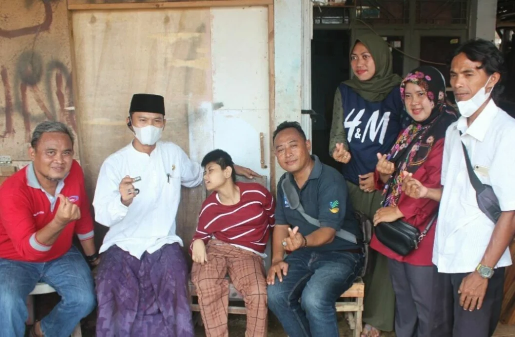 DIJENGKUK. Gadis remaja penyandang disabilitas, Cianderes (ketiga kiri) asal Blok Bonjot, Desa Cidempet dijenguk perwakilan dari sejumlah dinas/instansi.