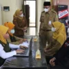 VAKSIN BOOSTER. Dinas Komunikasi dan Informatika (Diskominfo) Kabupaten Kuningan mengadakan kegiatan vaksinasi booster bekerja sama dengan UPTD Puskesmas Lamepayung, Kecamatan Kuningan, kemarin (21/2).