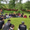 DISKUSI BARENG. Anggota DPRD Kabupaten Kuningan bersama puluhan wartawan menggelar diskusi saat memperingati HPN di Desa Cibuntu, Kecamatan Pasawahan, kemarin (16/2).