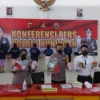 BERHASIL DITANGKAP. Lima pelaku pencurain dengan modus mengaku petugas kesehatan berhasil ditangkap petugas Reskrim Polres Kuningan.