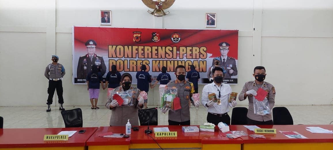 BERHASIL DITANGKAP. Lima pelaku pencurain dengan modus mengaku petugas kesehatan berhasil ditangkap petugas Reskrim Polres Kuningan.