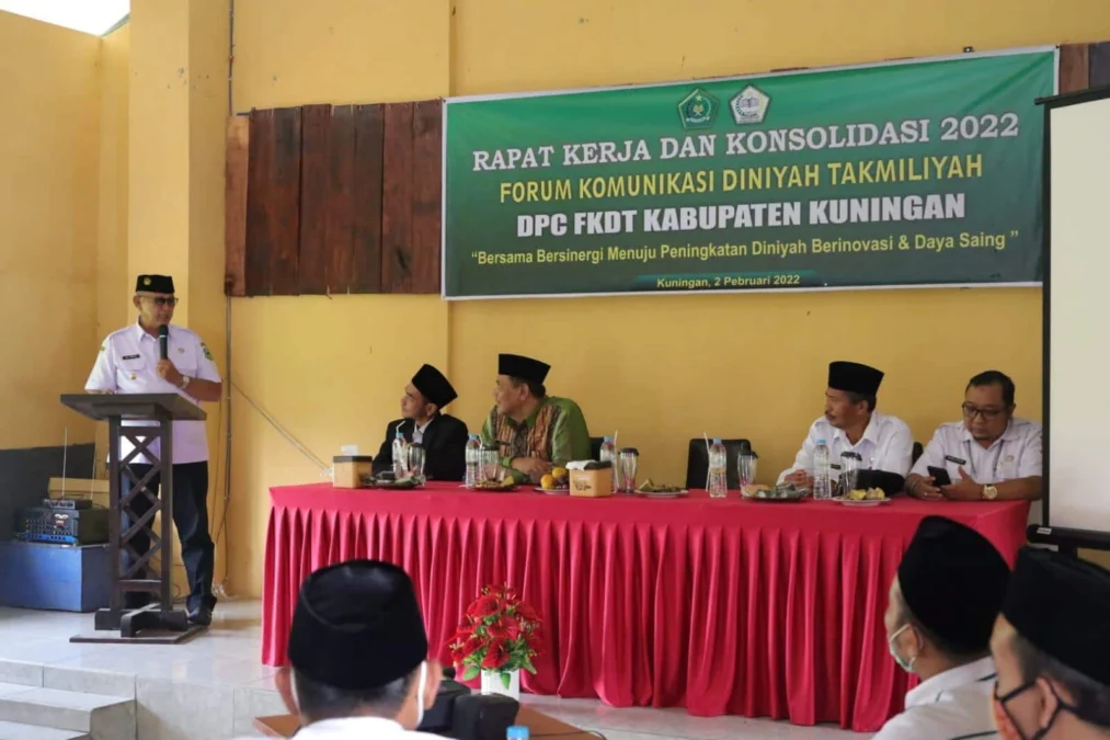 RAPAT KERJA. Bupati H Acep Purnama SH MH membuka Rapat Kerja DPC Forum Komunikasi Diniyah Takmiliyah (Raker FKDT) Kabupaten Kuningan di RM Dapur Cimuncang, Rabu (2/2).