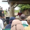 BERDIALOG. Bupati Indramayu Nina Agustina bersama unsur Muspida Indramayu berdialog soal pupuk dengan petani di Desa Dukuh, Kecamatan Indramayu. Nina memastikan tidak ada tempat bagi para mafia pupuk subsidi.