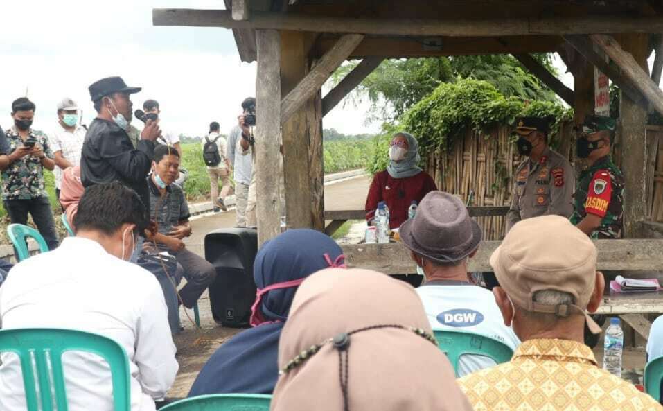 BERDIALOG. Bupati Indramayu Nina Agustina bersama unsur Muspida Indramayu berdialog soal pupuk dengan petani di Desa Dukuh, Kecamatan Indramayu. Nina memastikan tidak ada tempat bagi para mafia pupuk subsidi.