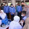 MEMANTAU. Bupati Indramayu, Nina Agustina (tengah) memantau vaksinasi anak di Pendopo. Pencapaian vaksinasi anak usia 6 hingga 17 tahun di Kabupaten Indramayu hampir mencapai 100 persen.