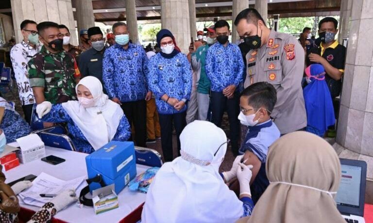 MEMANTAU. Bupati Indramayu, Nina Agustina (tengah) memantau vaksinasi anak di Pendopo. Pencapaian vaksinasi anak usia 6 hingga 17 tahun di Kabupaten Indramayu hampir mencapai 100 persen.