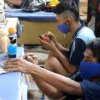 KREATIF. Warga binaan Lapas Kelas II B Indramayu membuat boneka Kokeshi yang dipadukan dengan kearifan lokal. Tampak mungil menyerupai gadis dan jejaka peserta adat Ngarot di Desa/Kecamatan Lelea.