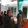 DIFOTO. Salah satu warga penerima BST didokumentasikan petugas setelah menerima bansos Program Sembako Tahap 1 tahun 2022 di Kantor Pos Indramayu. Bantuan disalurkan dalam bentuk uang tunai untuk tiga bulan sekaligus.