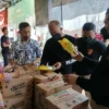 SIDAK. Petugas gabungan dinas/instansi di Kabupaten Indramayu melakukan sidak memastikan stok minyak goreng. Para pedagang diketahui sudah menyesuaikan dengan Harga Eceran Tertinggi (HET) baru yang ditetapkan pemerintah.