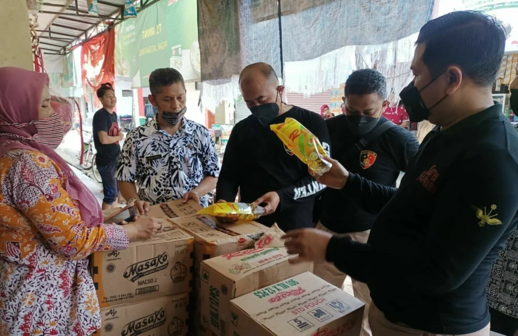 SIDAK. Petugas gabungan dinas/instansi di Kabupaten Indramayu melakukan sidak memastikan stok minyak goreng. Para pedagang diketahui sudah menyesuaikan dengan Harga Eceran Tertinggi (HET) baru yang ditetapkan pemerintah.