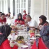 MAKAN BERSAMA. Bupati Indramayu Nina Agustina (kedua kanan) makan siang bersama para kuwu dan camat dari Kecamatan Sliyeg di Pendopo Indramayu, kemarin. Nina berharap melalui komunikasi bisa menyelesaikan masalah dengan baik.