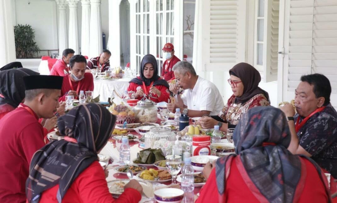 MAKAN BERSAMA. Bupati Indramayu Nina Agustina (kedua kanan) makan siang bersama para kuwu dan camat dari Kecamatan Sliyeg di Pendopo Indramayu, kemarin. Nina berharap melalui komunikasi bisa menyelesaikan masalah dengan baik.