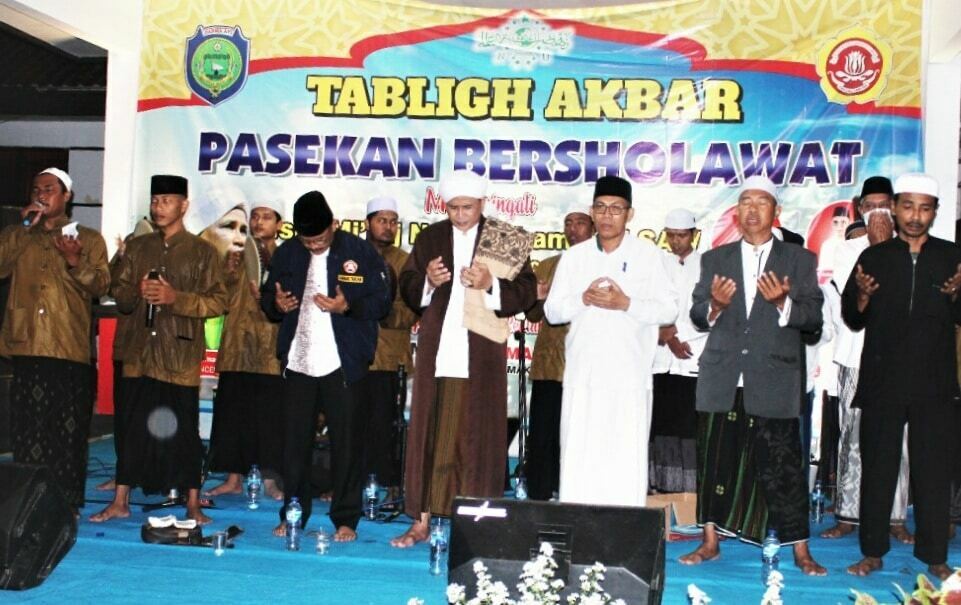 KHIDMAT. Pasekan Berselawat memperingati Isra Miraj Nabi Muhammad SAW diselenggarakan oleh Karang Taruna Kecamatan Pasekan. Lewat agenda tersebut generasi muda diharapkan mampu menghadapi berbagai tantangan.