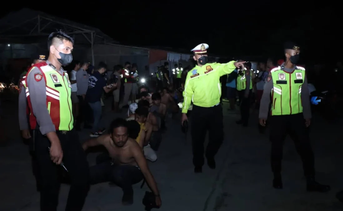 BERKERUMUN. Belasan anggota geng motor digelandang ke Mapolres Indramayu. Petugas mengamankan lima unit sepeda motor, tiga jaket beridentitas geng motor, dua liter miras jenis tuak, dan satu paket kartu remi.