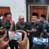 SESUAI ARAHAN. Fraksi PDI Perjuangan memberikan keterangan kepada wartawan setelah walk out dari rapat paripurna terkait hak interpelasi. Sesuai arahan DPC PDI Perjuangan, Fraksi PDIP sepakat mengusulkan lobi-lobi.