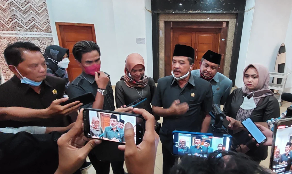 Sirojudin: Mudah-mudahan Masih Ada Kesempatan SESUAI ARAHAN. Fraksi PDI Perjuangan memberikan keterangan kepada wartawan setelah walk out dari rapat paripurna terkait hak interpelasi. Sesuai arahan DPC PDI Perjuangan, Fraksi PDIP sepakat mengusulkan lobi-lobi.