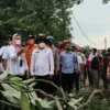 PRIHATIN. Bupati Nina Agustina bersama Kapolres AKBP M Lukman Syarif meninjau lokasi bencana angin puting beliung di Kecamatan Gantar.