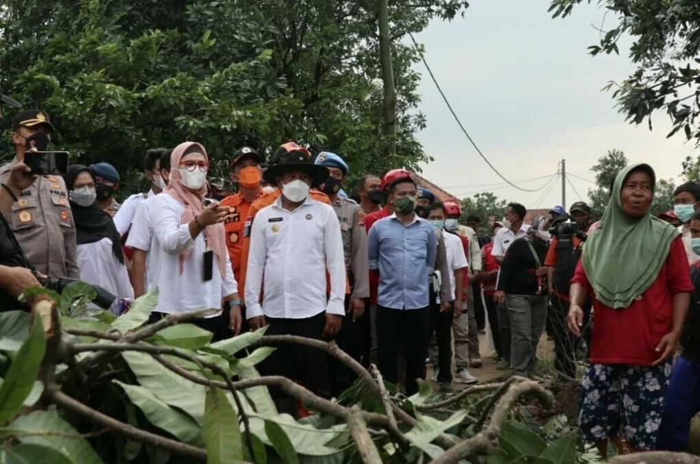 PRIHATIN. Bupati Nina Agustina bersama Kapolres AKBP M Lukman Syarif meninjau lokasi bencana angin puting beliung di Kecamatan Gantar.