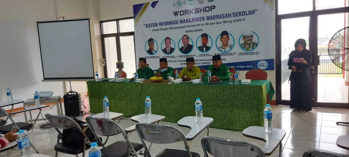 TINGKATKAN KUALITAS. Asisten Daerah Bidang Pemerintahan dan Kesra Kabupaten Cirebon, H Asdullah saat mengisi Workshop Sistem Informasi Manajemen Madrasah/Sekolah, meminta agar guru bisa menjadi peneliti dan pendidik masyarakat.