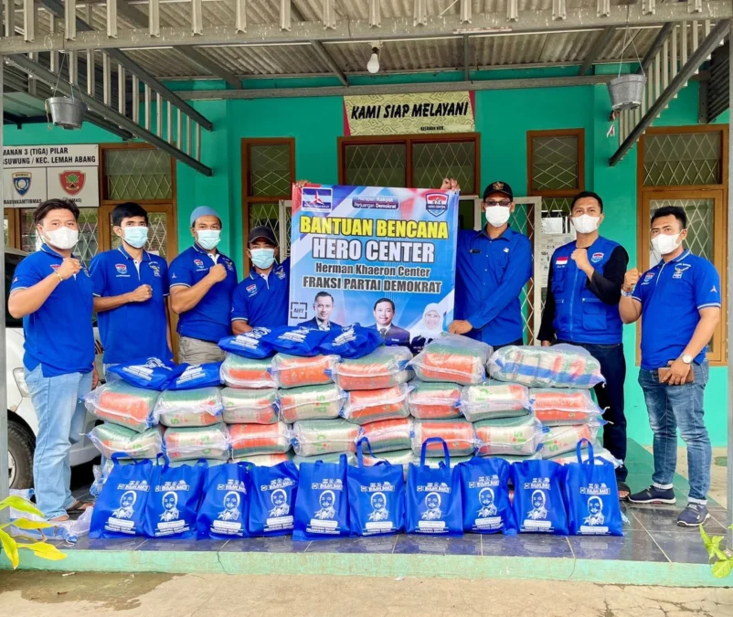 BANTUAN. Hero Center salurkan bantuan untuk korban banjir di Desa Tuk Kecamatan Lemahabang Kabupaten Cirebon.