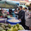 WORO-WORO. Walikota Cirebon, Drs H Nashrudin Azis SH bersama Kapolres Ciko, AKBP M Fahri Siregar turun ke titik keramaian masyarakat di Pasar Kanoman untuk woro-woro penerapan prokes, kemarin.