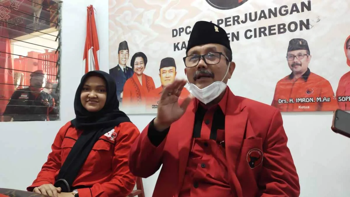 SERAP ASPIRASI. Bupati sekaligus Ketua DPC PDI Perjuangan, H Imron (Kanan) didampingi Sekretaris DPC PDIP, Sophi Zulfia (Kiri) mengaku kerap menyerap aspirasi dari kegiatan yang dilakukan.