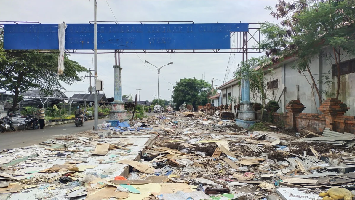 BERANTAKAN. Kondisi terminal tipe C Weru pasca digunakan sebagai pasar darurat Pasalaran dibiarkan begitu saja.