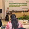 DALAM ANGKA. Kepala Dinas Komunikasi dan Informatika (Diskominfo) Kabupaten Kuningan, Dr Wahyu Hidayah MSi saat memberikan materi pada acara Focus Group Discussion (FGD) Publikasi Kabupaten Kuningan dalam Angka 2022, Kamis (3/2).