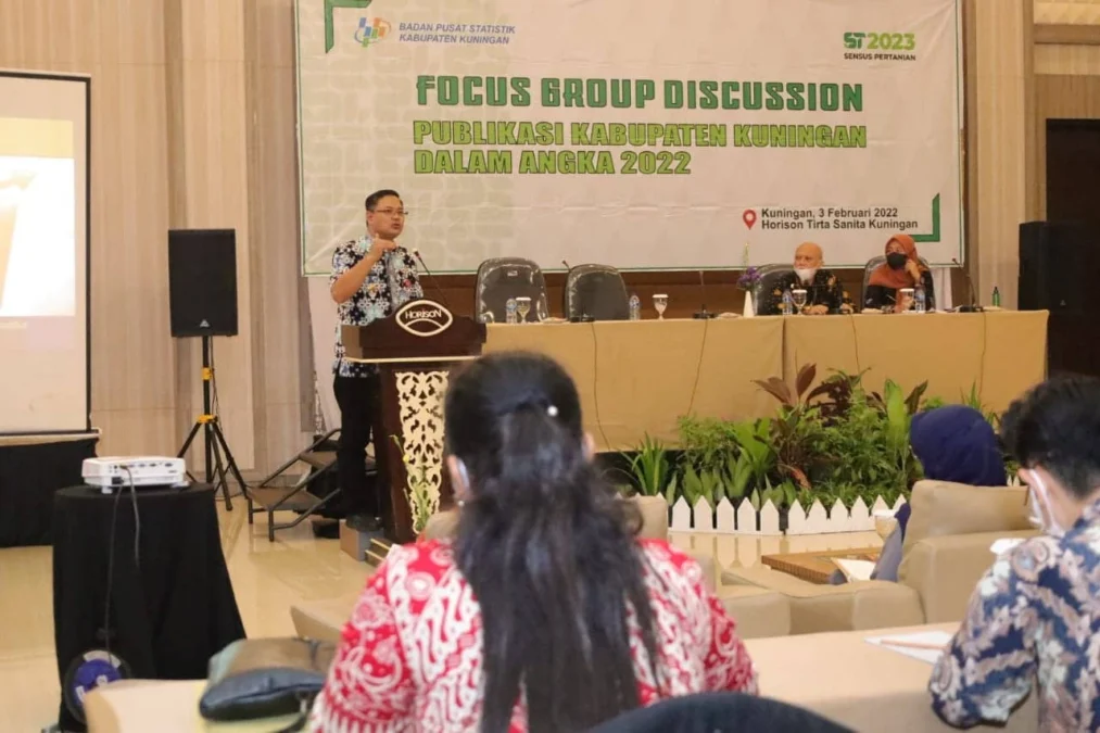 DALAM ANGKA. Kepala Dinas Komunikasi dan Informatika (Diskominfo) Kabupaten Kuningan, Dr Wahyu Hidayah MSi saat memberikan materi pada acara Focus Group Discussion (FGD) Publikasi Kabupaten Kuningan dalam Angka 2022, Kamis (3/2).