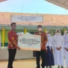 DISERAHKAN. Direktur Eksekutif Klaim dan Resolusi Bank LPS, H Suwandi menyerahkan beasiswa pendidikan kepada Wakil Kepala SMPN 1 Suranengala, Didin Maulidin.