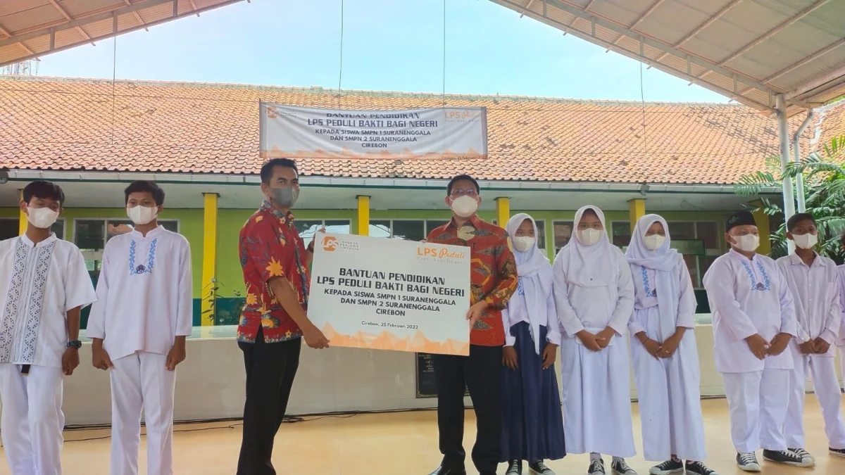 DISERAHKAN. Direktur Eksekutif Klaim dan Resolusi Bank LPS, H Suwandi menyerahkan beasiswa pendidikan kepada Wakil Kepala SMPN 1 Suranengala, Didin Maulidin.